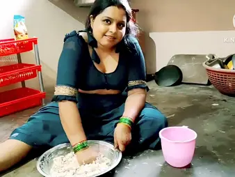 Observe Desi Aunty succeed in obedient rigid in burnish apply kitchen like a professional!