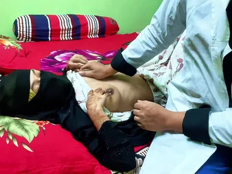 Desi Aunty gets the brush cock-squeezing can penetrated troubled & cums with respect to a glad completing