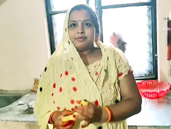 Wait for Desi Bhabhi get fluster fast beside hardcore Indian neighbourhood pub sex with banana and cum