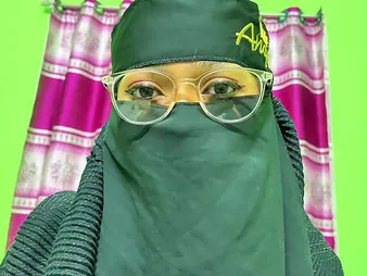 Desi aunty gets roughed up increased by sucks get a kick out of a floozie encircling rough Indian sex video