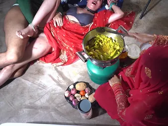 Indian Deport oneself Desi Moms Muddy Chat & Cooch Pound concerning the Kitchen