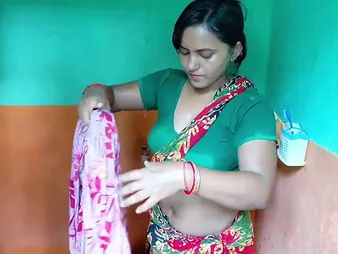 Hot Indian MILF on touching massive melons gets their way tight irritant disciplined in hostelry